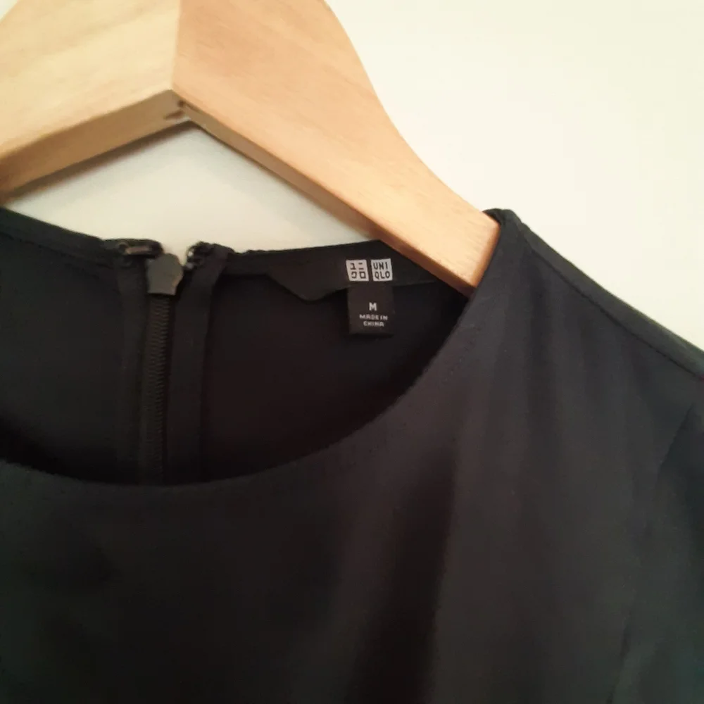 Uniqlo black dress size M exc condition - Picture 2 of 3
